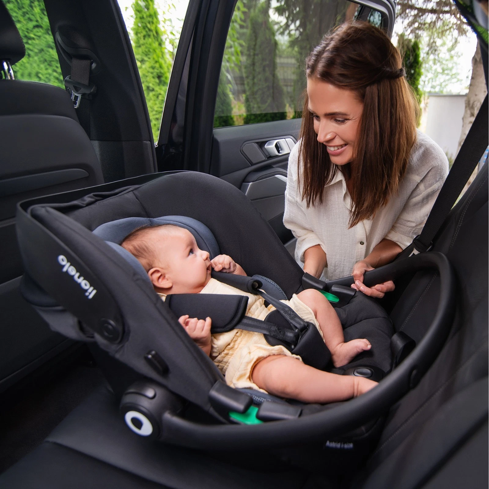Автокрісло Lionelo Astrid i-Size BLACK ONYX